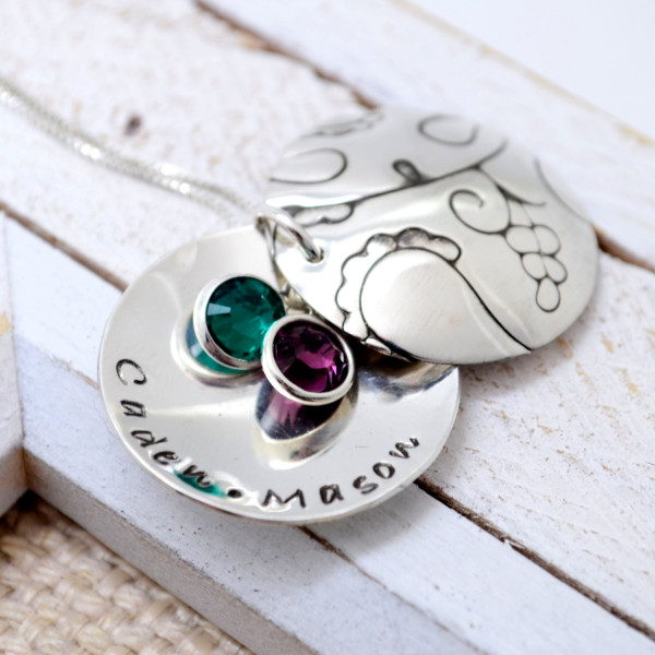 Hand Stamped Mommy Locket Necklace, Grandma Personalized Locket, Mother's Necklace, Mommy Jewelry, Gramdmother