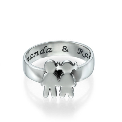Mum Personalised Ring with Children Holding Hands - AMAZINGNECKLACE.COM