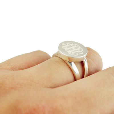 Sterling Silver Circle Monogram Signet Personalised Ring - AMAZINGNECKLACE.COM
