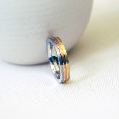 18ct Gold Striped Wedding Personalised Ring - AMAZINGNECKLACE.COM