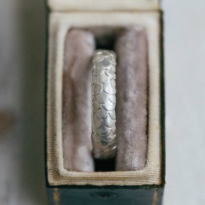 Gents Fish Scale Pattern Wedding Personalised Ring In 18ct Gold - AMAZINGNECKLACE.COM