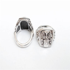 Personalised Signet Rings: Hand-Engraved Heirlooms & Sterling Silver Craft