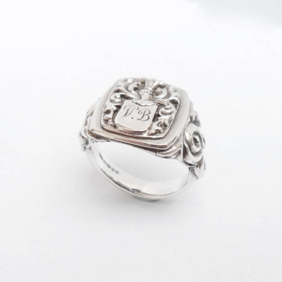 Personalised Coat Of Arms Signet Ring - AMAZINGNECKLACE.COM