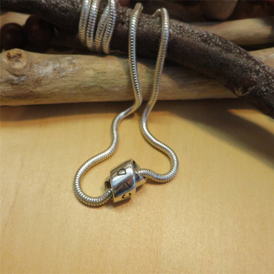 Personalised Silver Infinity Knot Necklace - AMAZINGNECKLACE.COM