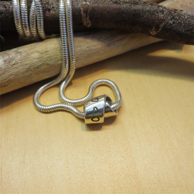 Personalised Silver Infinity Knot Necklace - AMAZINGNECKLACE.COM