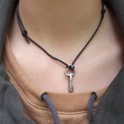 Personalised Silver Key Necklace - AMAZINGNECKLACE.COM