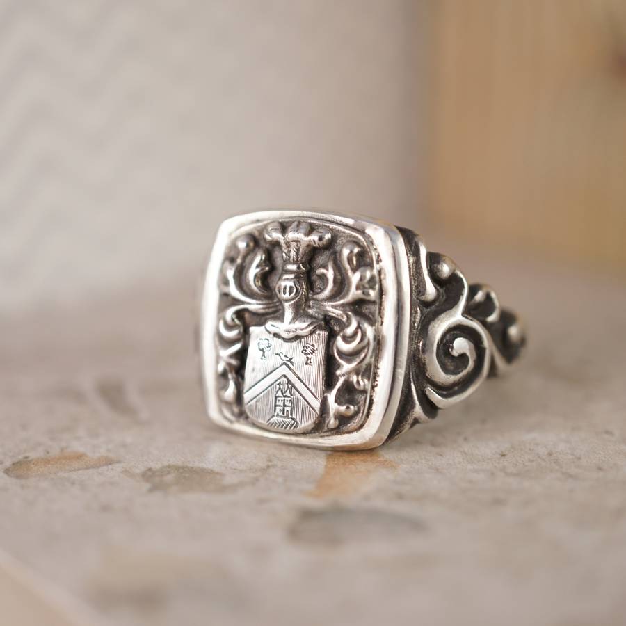 Personalised Coat Of Arms Signet Ring - AMAZINGNECKLACE.COM