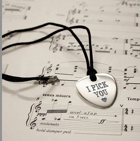 Personalised Guitar Plectrum Pendant - AMAZINGNECKLACE.COM